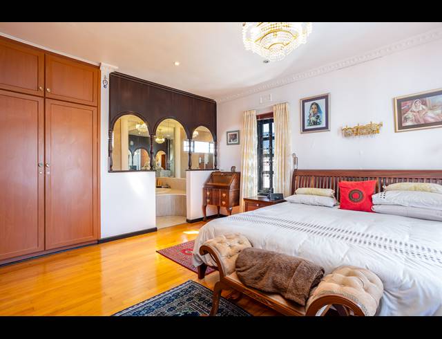 6 BEDROOM FREEHOLD FOR SALE IN WYNBERG